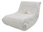 Beige chaise longue met textieltextuur en plooien