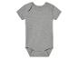 Grijze baby romper met korte mouwen.