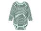 Een gestreept babypakje met lange mouwen.