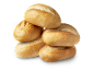 Een stapel van vijf versgebakken knapperige broodjes op een zwarte achtergrond.