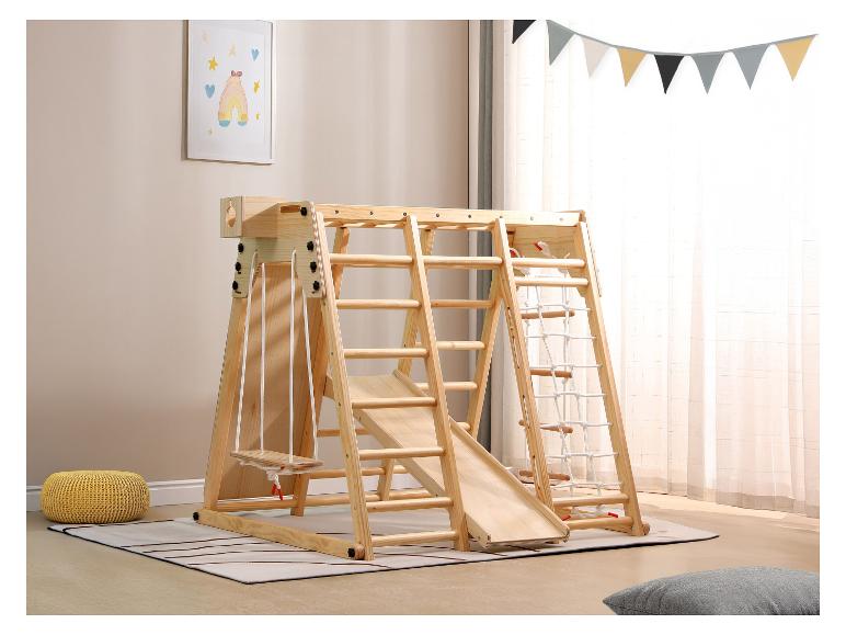 Houten binnenspeeltuin met schommel, glijbaan en touwladder in een kinderkamer.