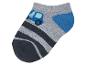 Korte gestreepte sokken voor kinderen, met een blauw vrachtwagenontwerp.