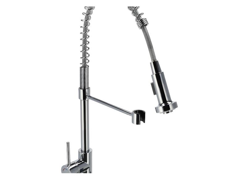 Verchroomde keukenkraan met uittrekbare sproeier en veer.