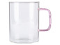 Een transparante mok met een roze handvat.