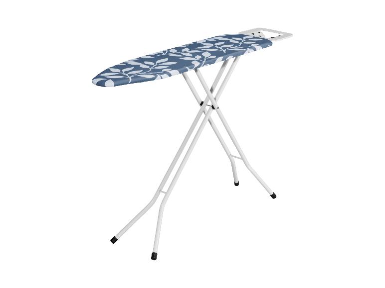 Strijkplank met blauwe hoes met bladpatroon