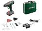Accuboormachine met accu, oplader, koffer en doe-het-zelf accessoires.