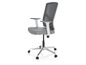 Grijze bureaustoel met mesh rugleuning en witte armleuningen.