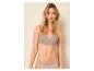 Vrouw in beige kanten beha en slip.