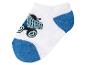 Korte, wit-blauwe kindersokken met een vrachtwagenprint.