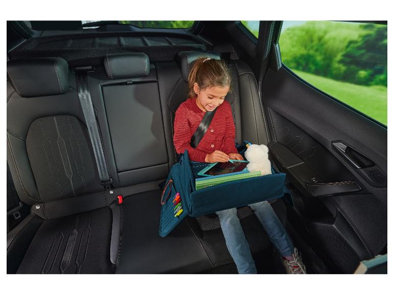 Kind gebruikt een autostoel organizer.