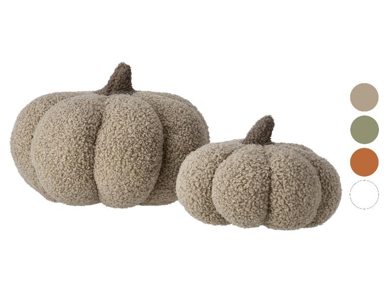 Twee beige kussens in de vorm van een pompoen.
