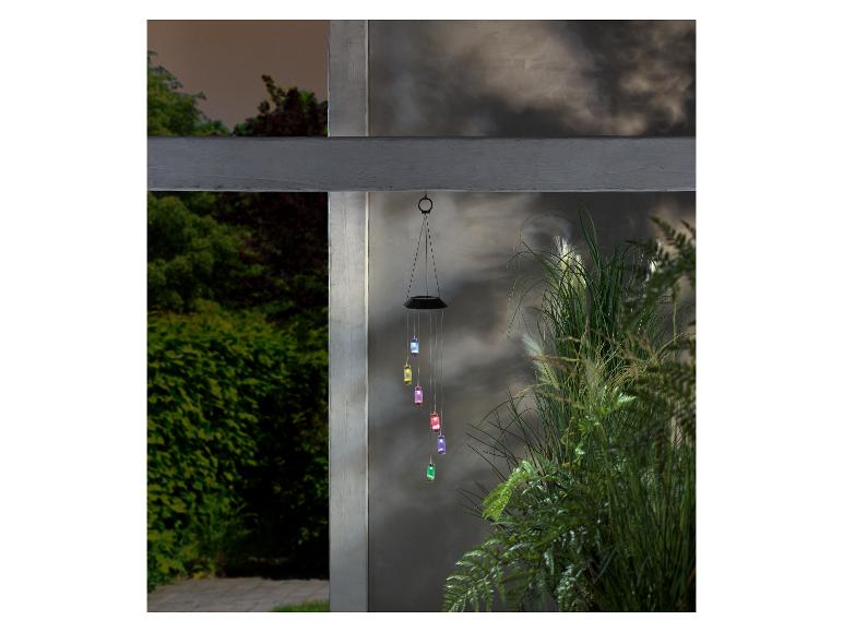 Solar wind chime met gekleurde lampjes voor buiten.