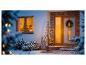 Kerstverlichting en decoraties voor een huis in een besneeuwd landschap.