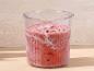 Transparante blenderkan gevuld met roze, bevroren fruitpuree, met MAX- en volumemarkeringen.
