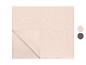 Beige tafelkleed met bladpatroon, met een gevouwen hoek.