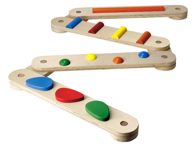 Houten speelgoed met diverse vormen en kleuren, gerangschikt op een gelede structuur.