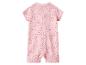 Roze babyromper met korte mouwen en een all-over bloemenpatroon.