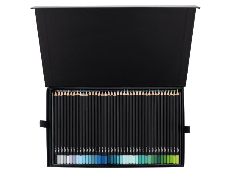 Een geopende doos crelando kleurpotloden, gerangschikt in blauw- en groentinten.