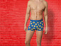 Man draagt blauwe boxershorts met Lidl-logo's.