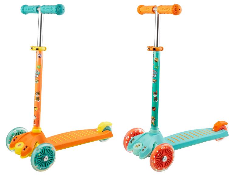 Twee kinderstepjes, oranje en turquoise, met Paw Patrol design.