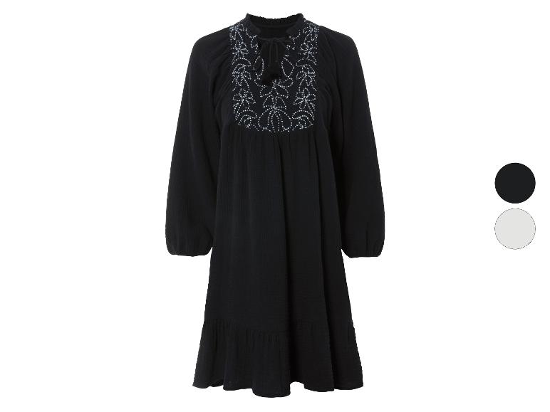 Lange zwarte boho jurk met borduurwerk.