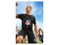 Man in zwart NFL T-shirt en korte broek met logo, juichend met vrienden.