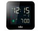 Zwarte digitale wekker met display dat 12:15 AM en wekker op 7:00 AM toont.