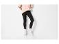 Roze damestop en zwarte legging met witte sneakers.