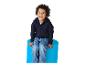 Blij kind in een donkerblauwe hoodie en jeans, zittend op een blauwe kruk.