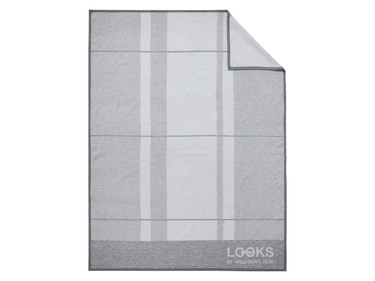 Grijze geruite plaid met de tekst 'LOOKS BY WOLFGANG JOOP'