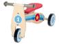 Houten kindertricycle met nummer 1 en blauwe strepen.