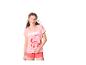 Lachende jonge vrouw in roze pyjama met cartoonfiguurprint.