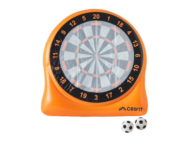 Opblaasbaar dartbord met cijfers en twee kleine voetballetjes.
