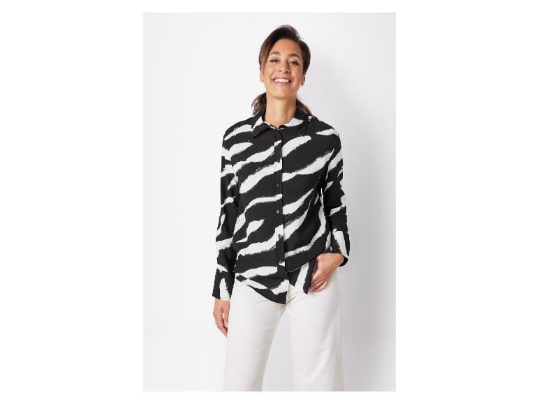 Zwart-wit gestreepte zebraprint blouse en witte broek.
