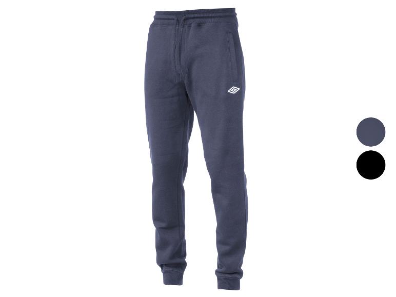 Umbro joggingbroek, slim fit, in donkerblauw en zwart.