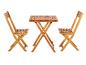 Set van een tafel en twee opvouwbare stoelen van licht hout.