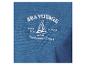 Een blauw T-shirt met een wit logo van Sea Voyage met een zeilboot.