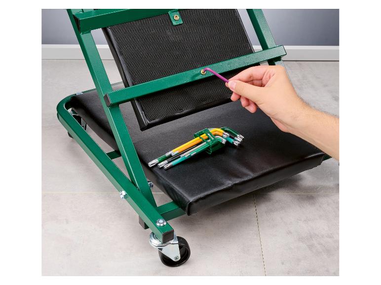 Groene werkplaatswagen met zitting en inbussleutels.
