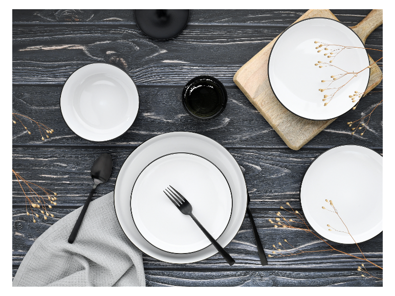 Witte borden en kommen met zwarte rand, zwart bestek, minimalistische stijl.