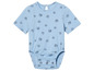 Een baby-romper met korte mouwen met een schelp-print.