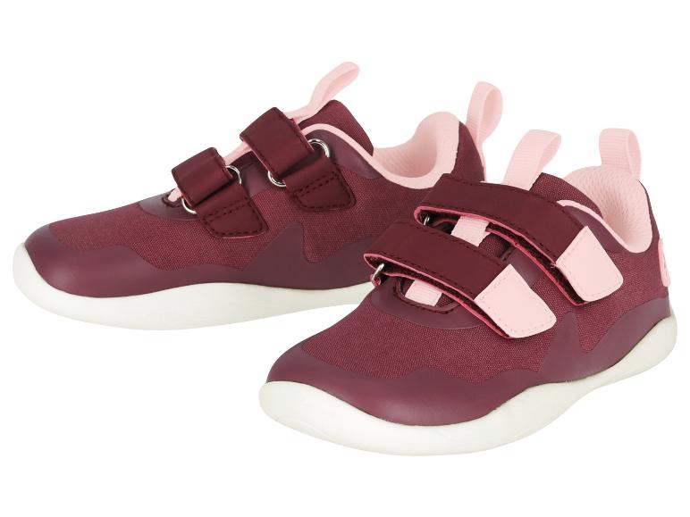 Bordeauxrode kindersneakers met klittenbandsluitingen en roze details.
