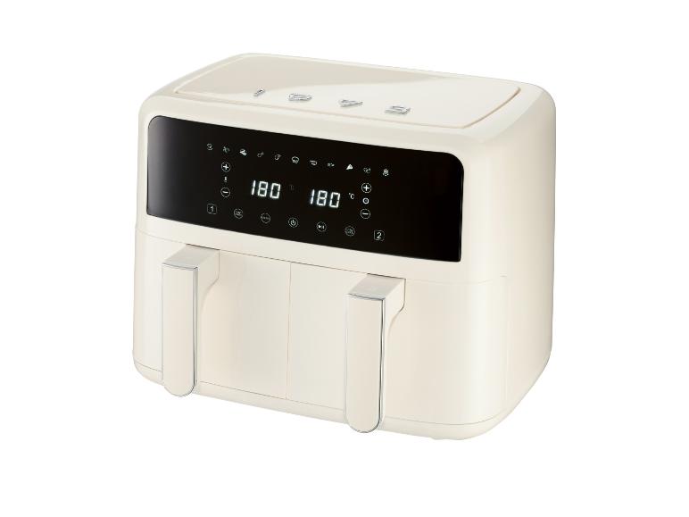 Crèmekleurige airfryer met digitaal display.