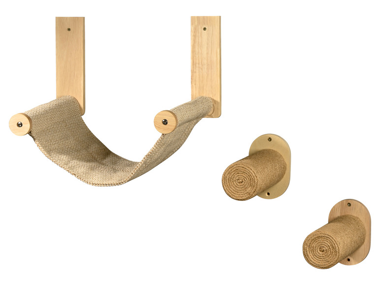 Een houten kattenrek met een hangmat en twee krabpalen.
