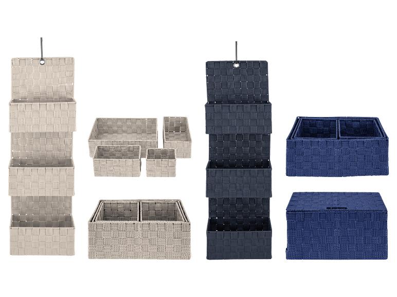 Opbergmanden van geweven stof: wandmodellen en stapelbare dozen in beige en donkerblauw.