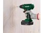 Persoon met handschoenen boort in een houten plank met een accuboormachine.