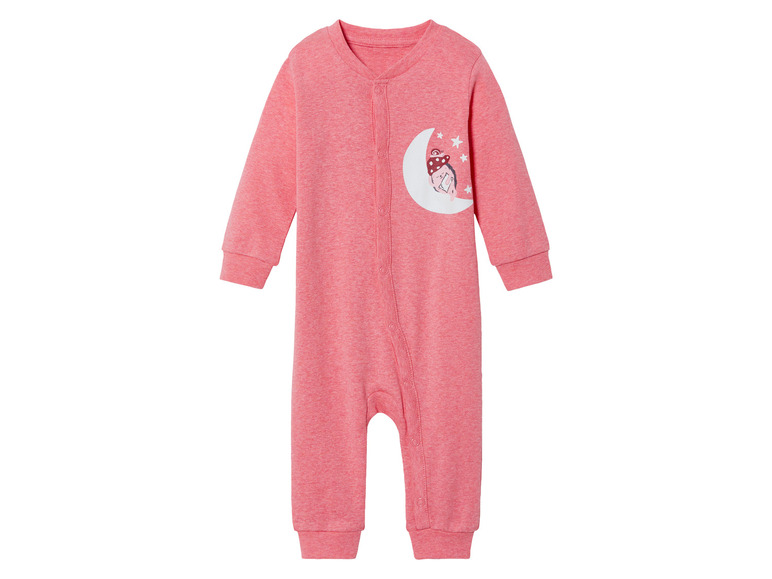 Een roze babypakje met een afbeelding van een slaapmuis op een maan.