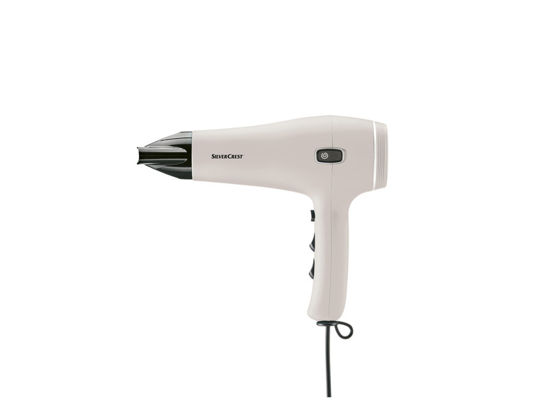 Een witte Silvercrest haardroger met zwarte accenten.