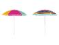 Twee kleurrijke strandparasols, één met effen panelen en één met strepen.