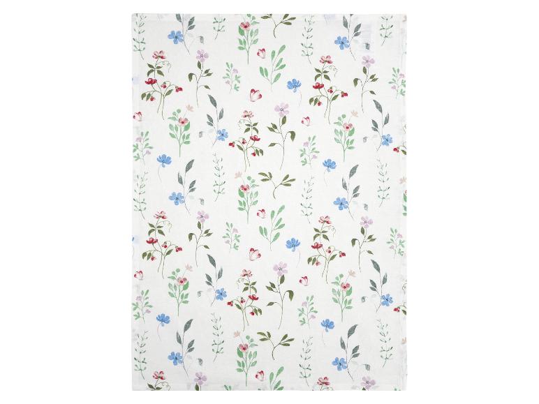 Witte stoffen servet met een bloemenpatroon van kleurrijke bloemen en bladeren.
