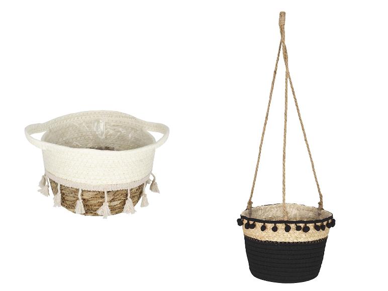 Twee rieten manden, één staand met kwastjes en één hangend met pompons.